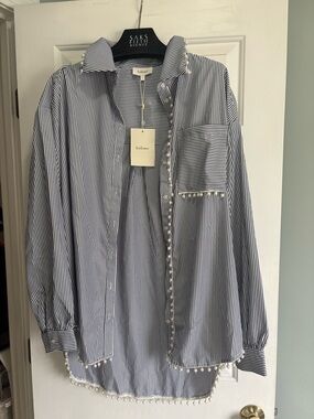 💙NWT ‘BOHME’ BLUE+WHITE PRETTY STRIPE BLOUSE WITH PEARL DETAIL~SIZE LARGE
